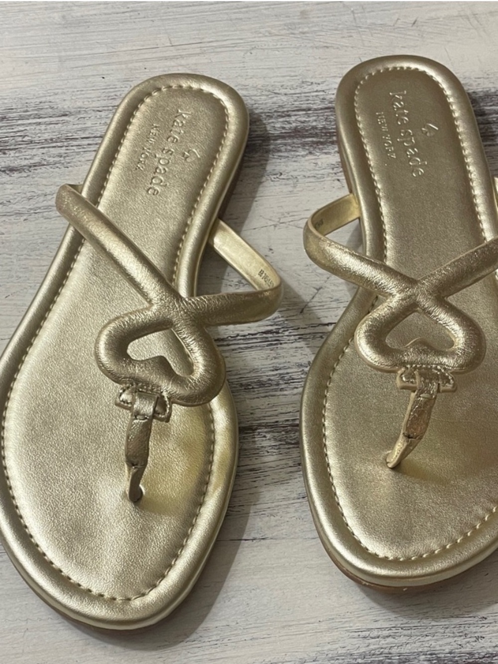 Kate spade Gold Heart Pamela Sandals / Flip Flops - Size 8 - Like New